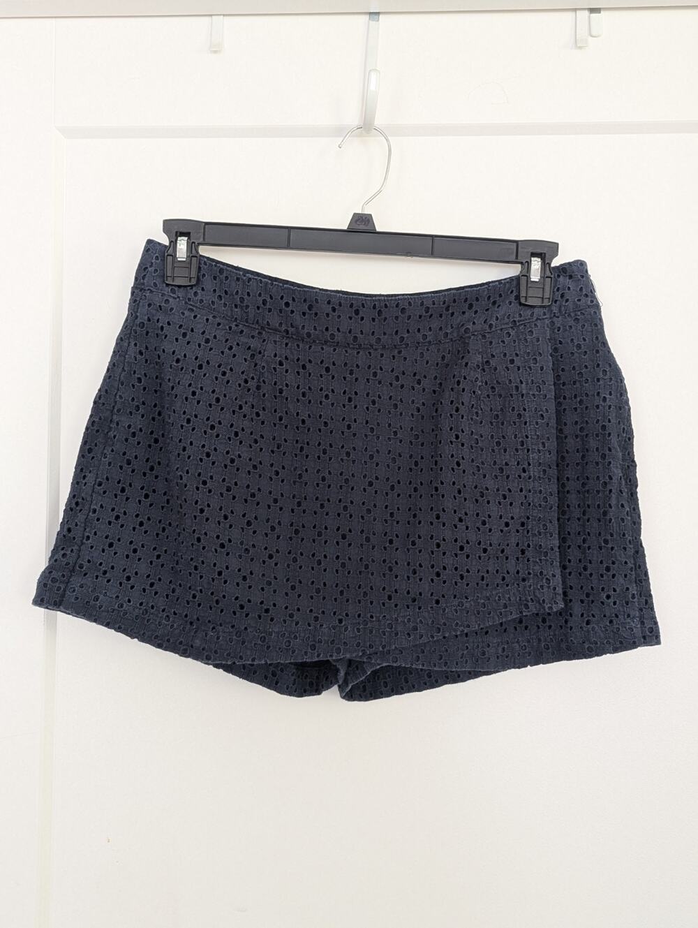Cabi Eyelet Wrap Skort Navy Blue Size 8 Embroidered Cotton Mini Style 5111 Lined
